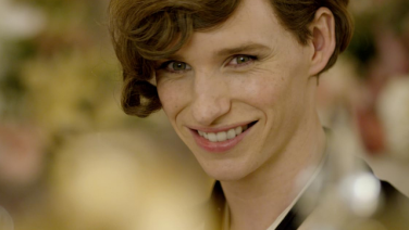 Gesicht vor verschwommenem Hintergrund