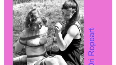 pinker Hintergund, zwei personen auf der Wiese die sich mit Seilen fesseln